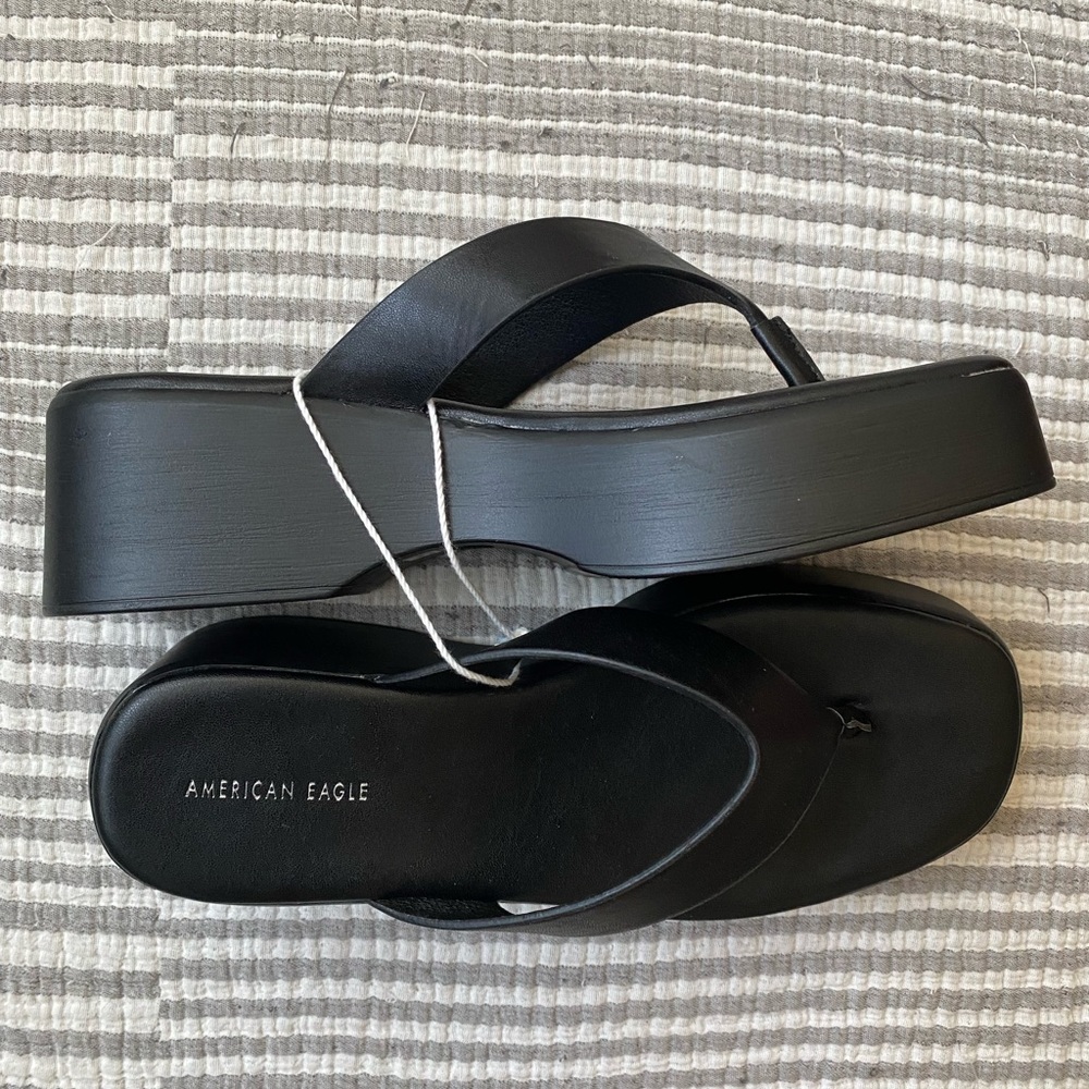 NWT American Eagle platform flip flops. Black. Size 8.